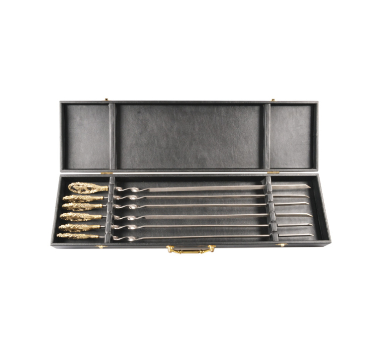 Набір шампурів ручної роботи Майстер-Крамі Лев, руків'я бронза (3х10мм, 60см), 6 шт. у шкіряному кейсі - 1 Набір шампурів ручної роботи Майстер-Крамі Лев, руків'я бронза (3х10мм, 60см), 6 шт. у шкіряному кейсі - 1